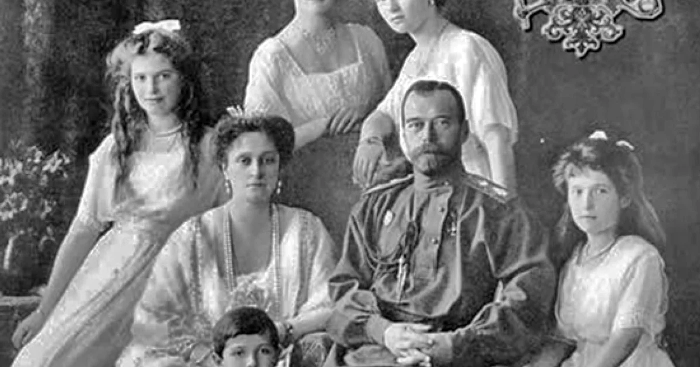 Ţarul Nikolaie al II-lea al Rusiei, împreună cu familia