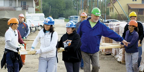 Voluntari irlandezi au venit să dea o mână de ajutor la construcţii