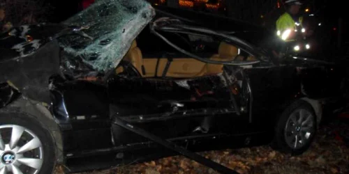 Maşina a fost lovită de tren pe linia ferată