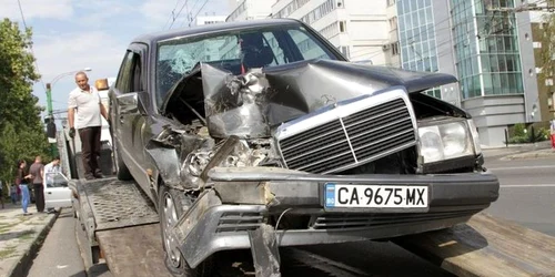 Mercedesul, condus de un poliţist a tamponat trei maşini care staţionau