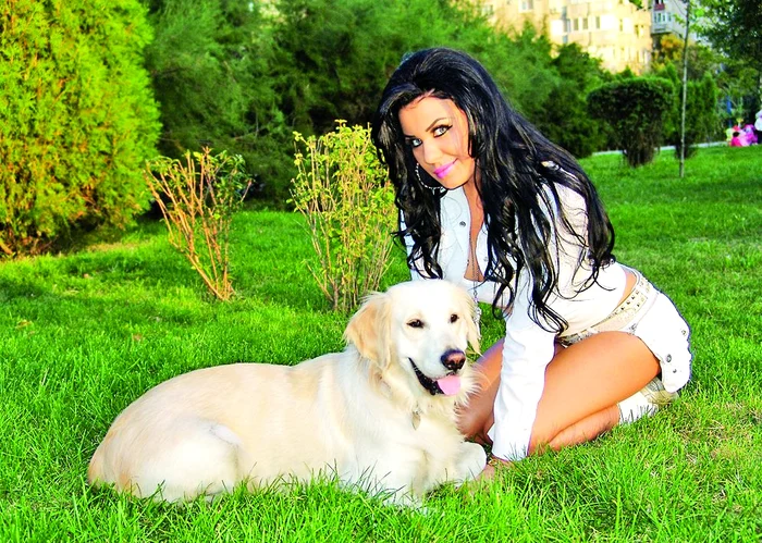 
    Solista de la Senzual are chiar şi un breloc în care a pus fotografia căţeluşei sale, Aryna  