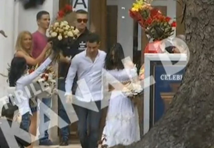 Oana şi Alex au părăsit în gravă sediul Stării Civile