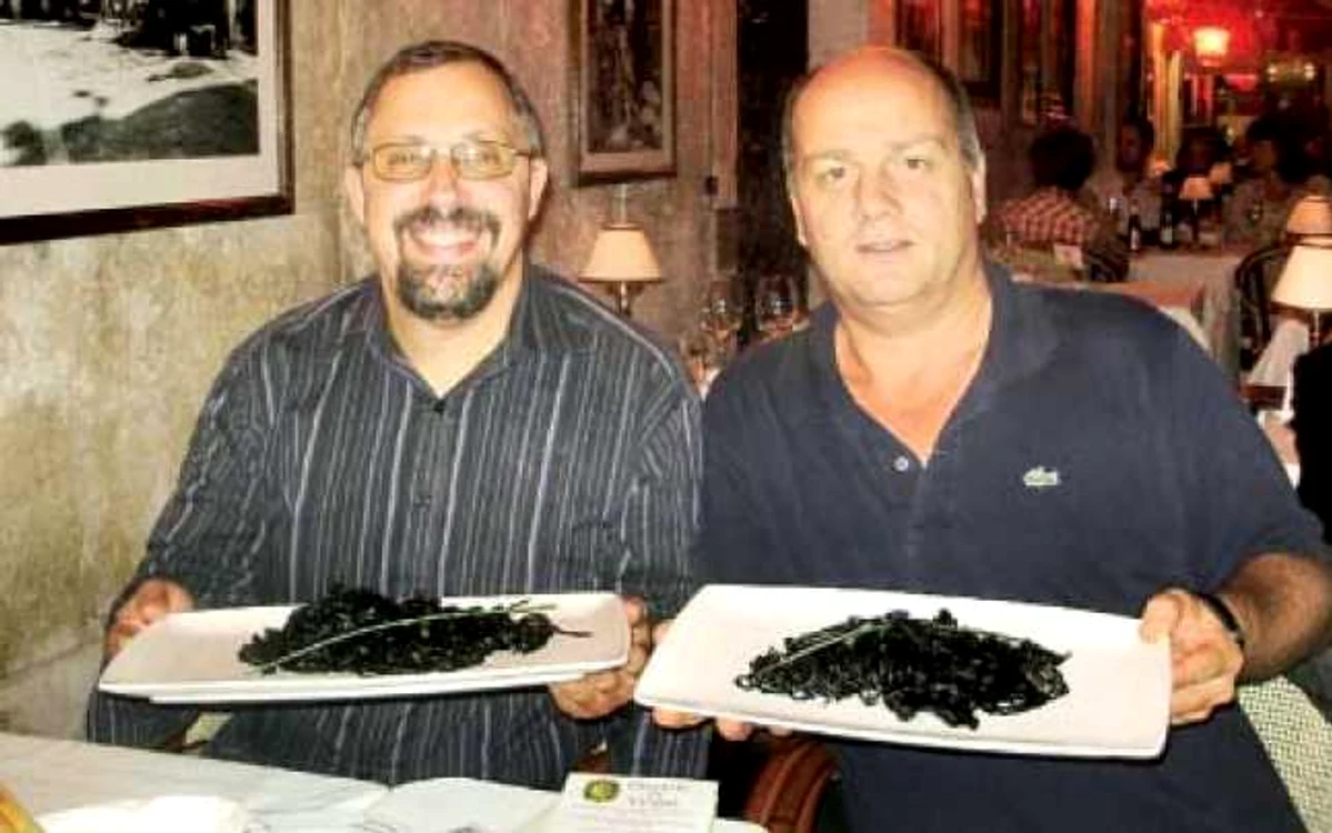 Împreună cu fotograful elveţian Didier Ruef, cu câte o porţie de spaghete negre, la Veneţia   p Fotografii: arhiva personală