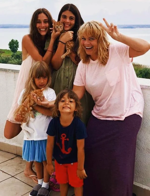 Comorile lui Brenciu: soția Alice Dumitrescu, cei patru copii și două dintre cele 9 pisici