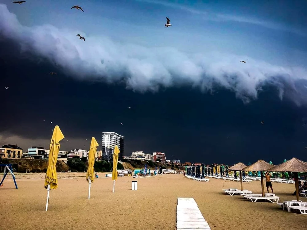 Nor negru deasupra stațiunii Mamaia
