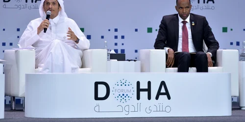 Ministrul de Externe al Qatarului Mohammed bin Abdulrahman Al Thani vorbind in deschiderea Forumului de la Doha (2018) alaturi de premierul Somaliei Hassan Ali Khaire FOTO EPA-EFE