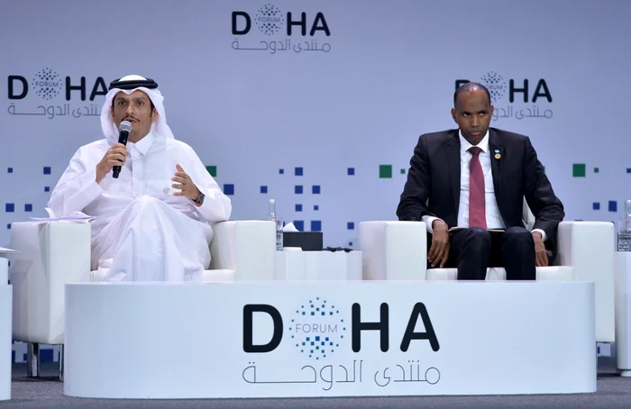 Ministrul de Externe al Qatarului Mohammed bin Abdulrahman Al Thani (stânga) vorbind în deschiderea Forumului de la Doha (2018) alături de premierul Somaliei Hassan Ali Khaire FOTO EPA-EFE