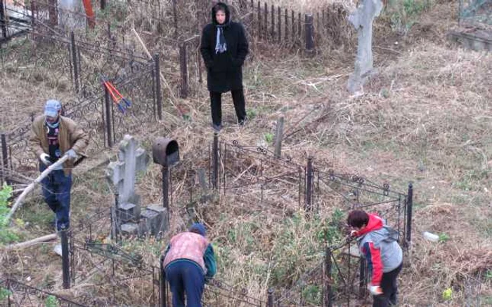 Curăţenie în cimitirele din Târgovişte