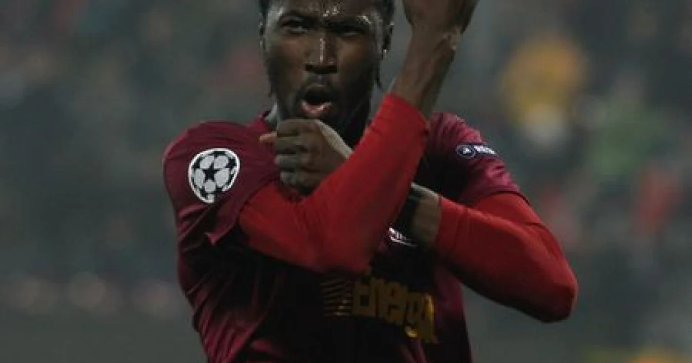 Traore a cedat nervos şi le-a arătat gesturi obscene fanilor