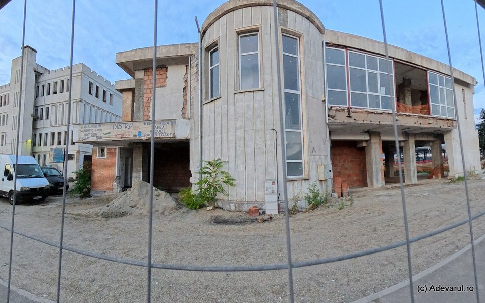 Demolată și uitată: o gară-cheie din vestul țării zace în ruină