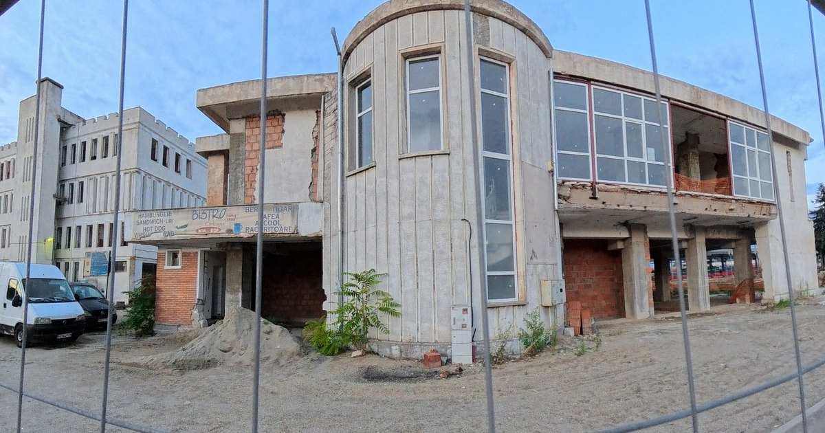 Gara importantă din vestul țării, demolată și abandonată, rămâne în ruină