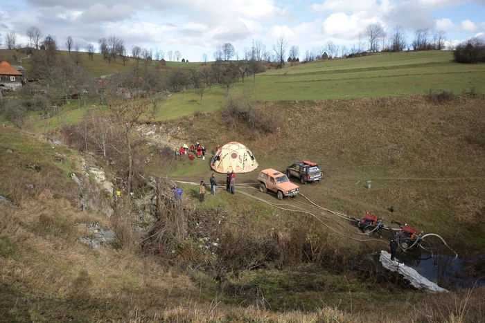 Pompele lucrează de şase ore non-stop la evacuarea apei/ Foto: T Câmpean