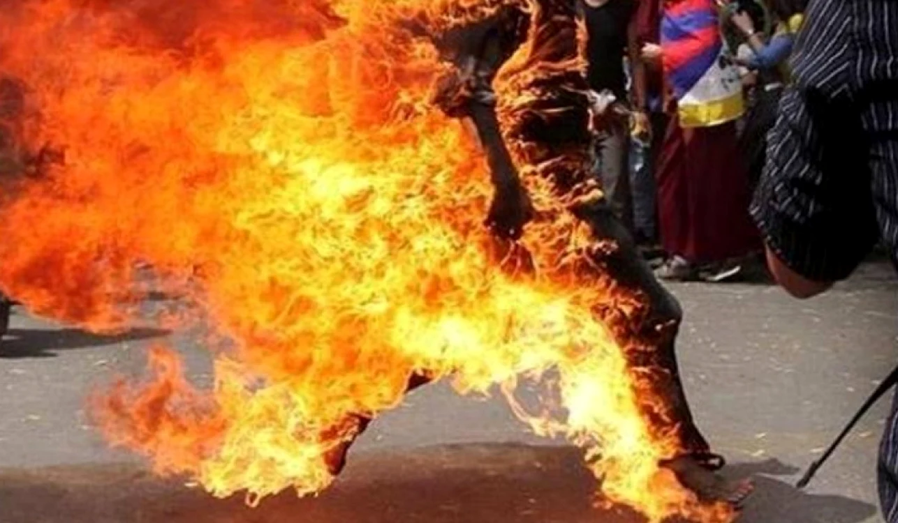 Fostul jucător și-a dat foc în semn de protest (FOTO: Twitter)