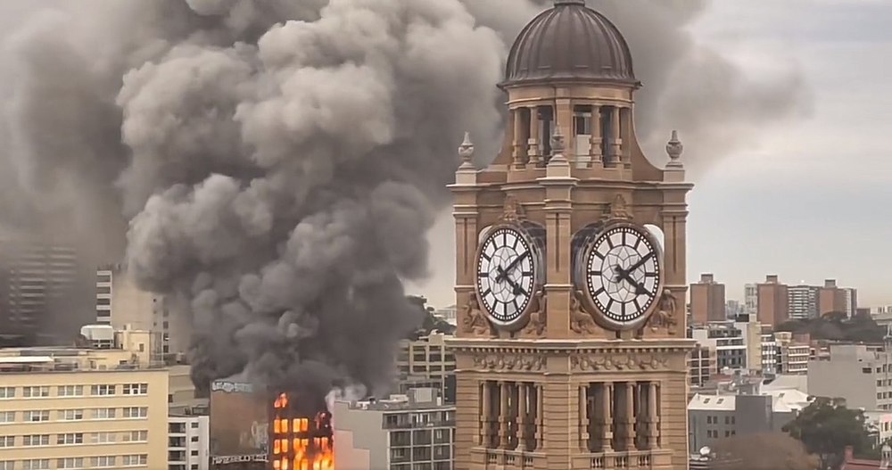 Incendiu violent la un hotel din Sydney. Peste 100 de pompieri s-au luptat cu flăcările VIDEO