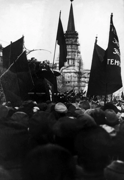 Fotografiile vremii înfăţişează mulţimi entuziaste care îl întâmpină pe Lenin la sosirea din exil 