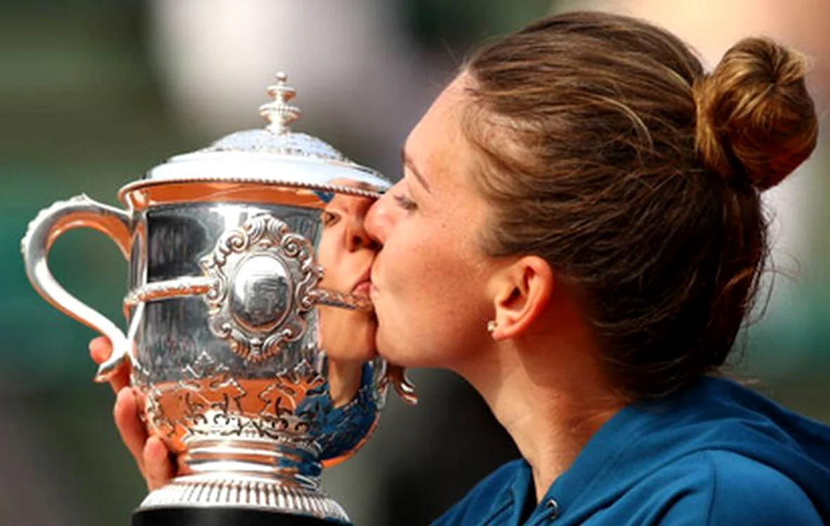 
    Simona Halep, cu trofeul cucerit la Roland Garros în 2018Foto: Guliver/ GettyImages  