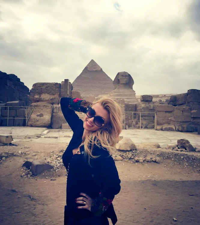 Andreea este fericită în vacanţa pe care o petrece în Egipt
