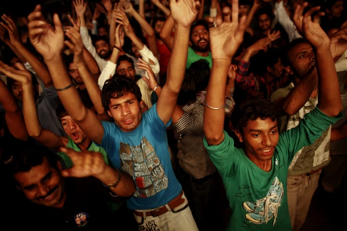 Susţinătorii Ligii Musulmane Pakistaneze-N celebrează victoria lui Sharif, în faţa sediului electoral. FORO: Reuters