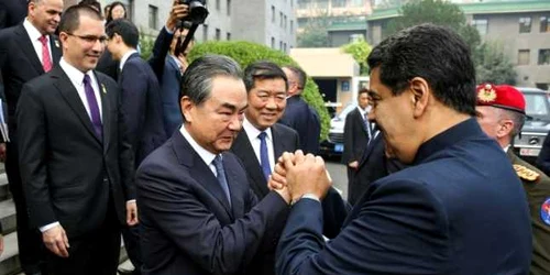 Nicolas Maduro strangandu-si mana cu Wang Yi FOTO AFP