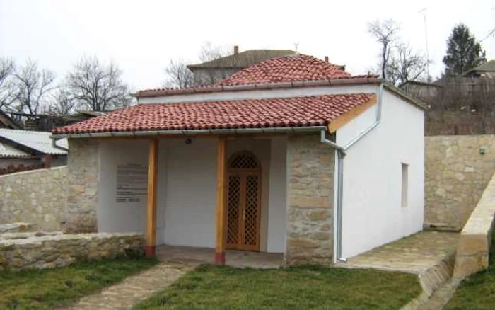 Mausoleul lui Sari Saltuk Dede - Baba de la Babadag Sursă foto tulcea.djc.ro