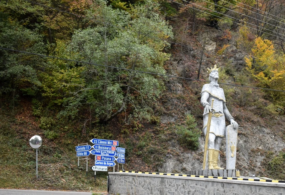 Hăţişul de drumuri din Ţara Loviştei - Vâlcea care ocolesc Valea Oltului şi scurtează drumul dintre Sibiu şi Piteşti Foto Daciana Stoica 4