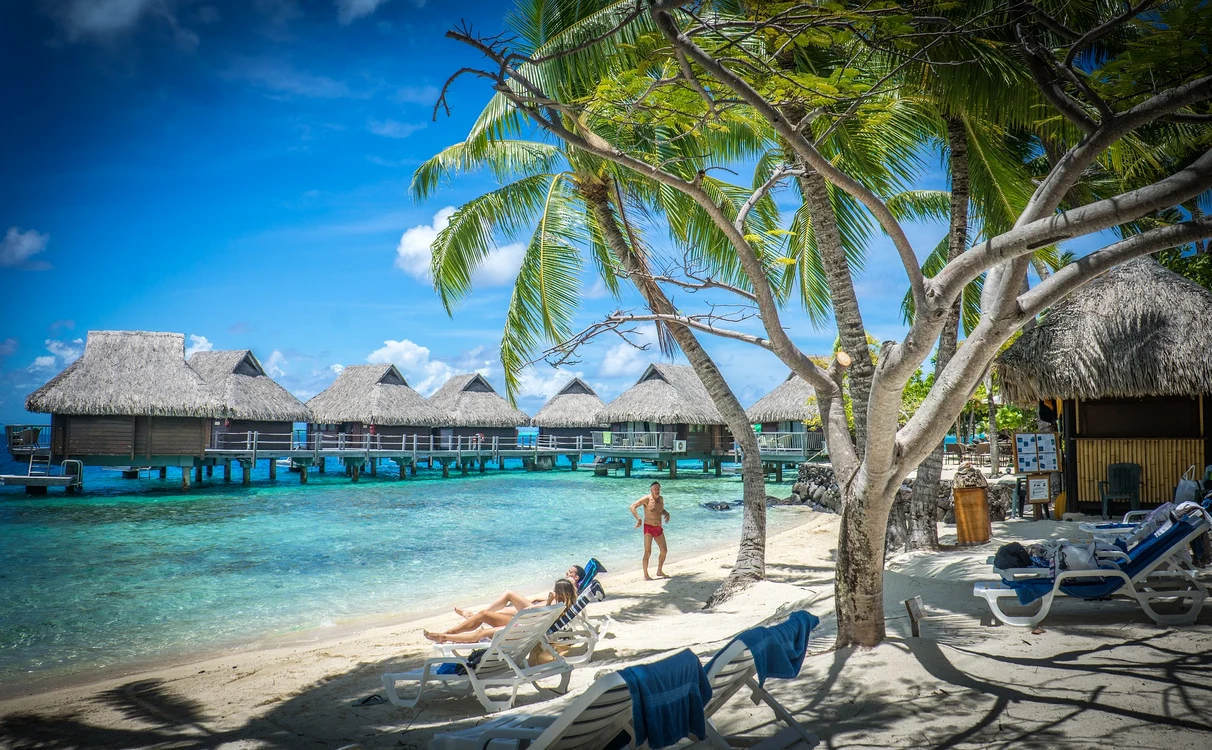 Bora Bora - plajă, palmieri, bungalou, lagună 