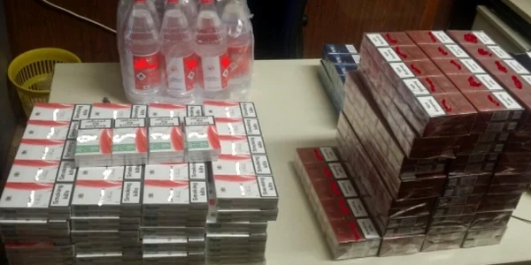 Contrabandă cu ţigări şi alcool FOTO Poliţia Română