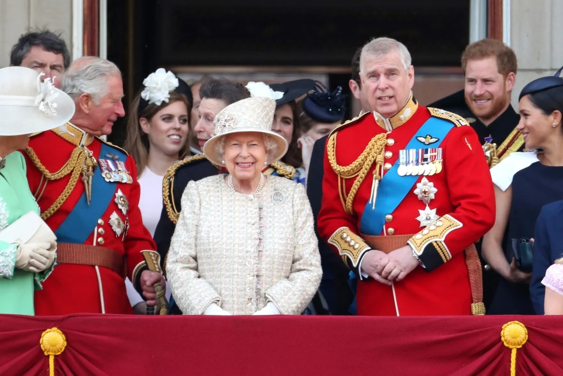 Prinţul Charles, Prinţesa Beatrice, Regina Elisabeta a II-a, Prinţul Andrew, Prinţul Harry, Meghan Markle FOTO Guliver/Getty Images