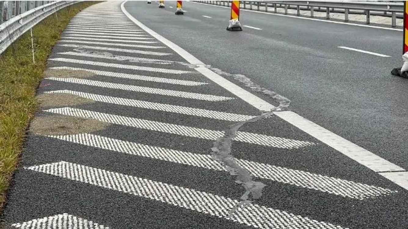 Crăpăturile din corpul autostrăzii au fost acoperite cu bitum FOTO alba24.ro