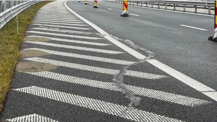 Crăpăturile din corpul autostrăzii au fost acoperite cu bitum FOTO alba24.ro