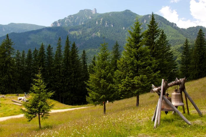 Schtul este vegheat de culmile Ceahlăului FOTO ViziteazaNeamt.ro