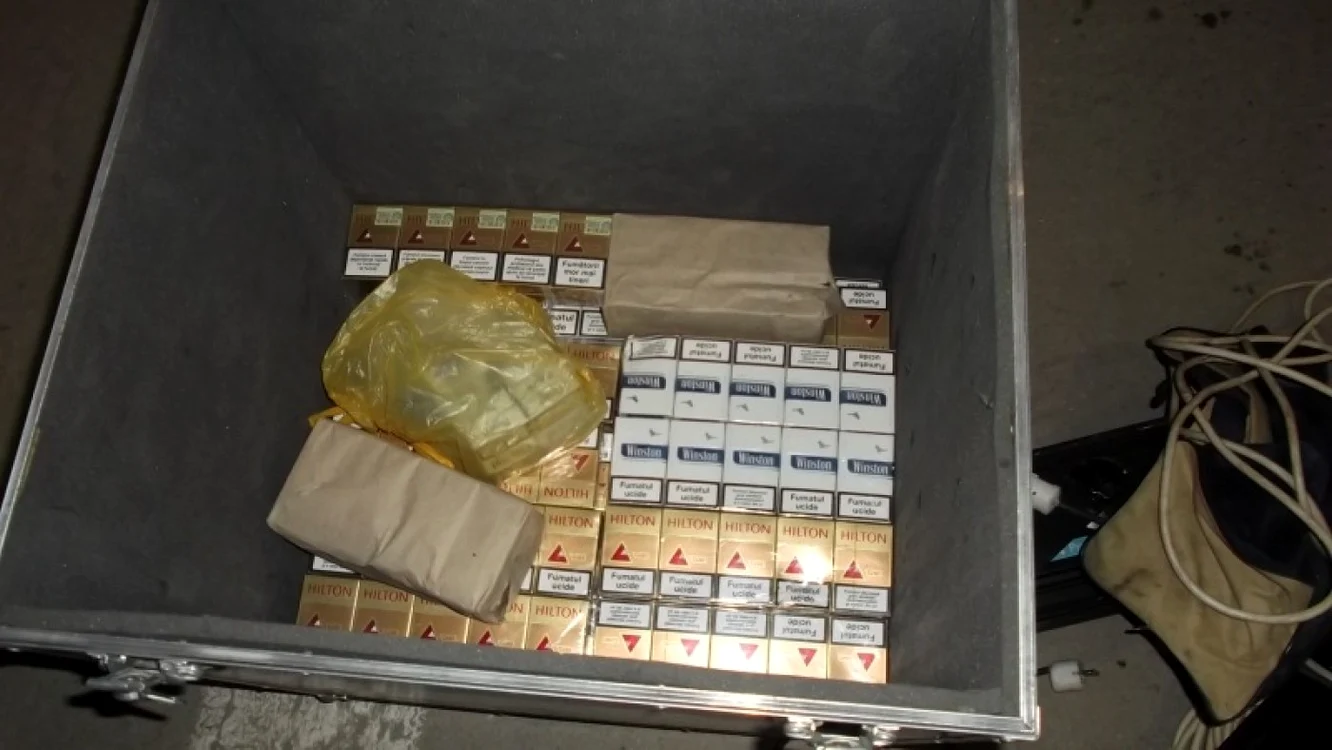 Ţigările de contrabandă au fost dosite în diferite locuri din autobuz şi printre costumele actorilor