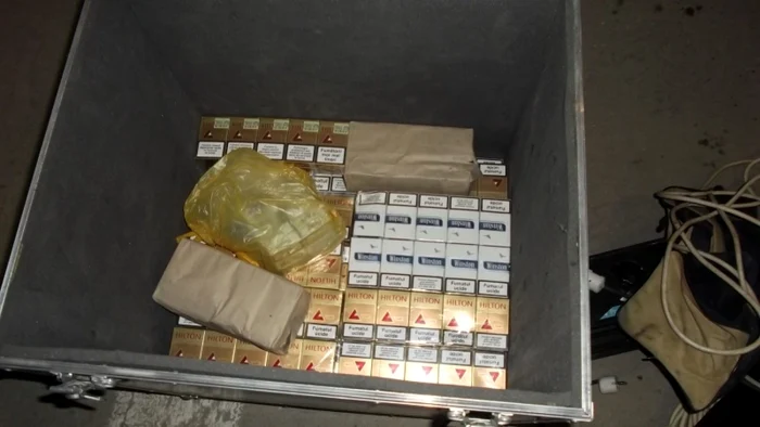 Ţigările de contrabandă au fost dosite în diferite locuri din autobuz şi printre costumele actorilor