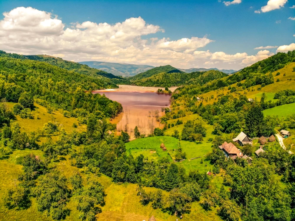 Locuinţe la marginea imensei halde de steril care acoperă fostul sat Geamăna