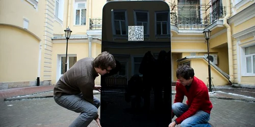 Monument Apple din Sankt Petersburg daramat pentru ca Tim Cook e gay FOTO dailymail.co.uk