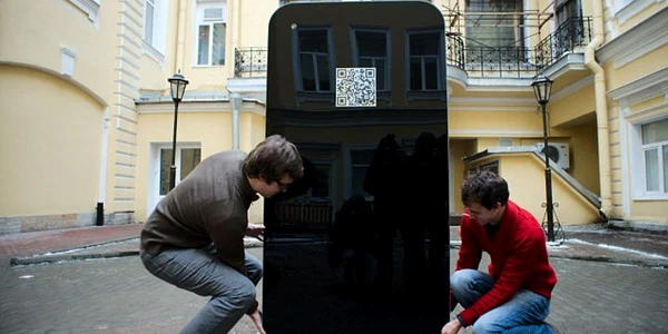 Monument Apple din Sankt Petersburg daramat pentru ca Tim Cook e gay FOTO dailymail.co.uk