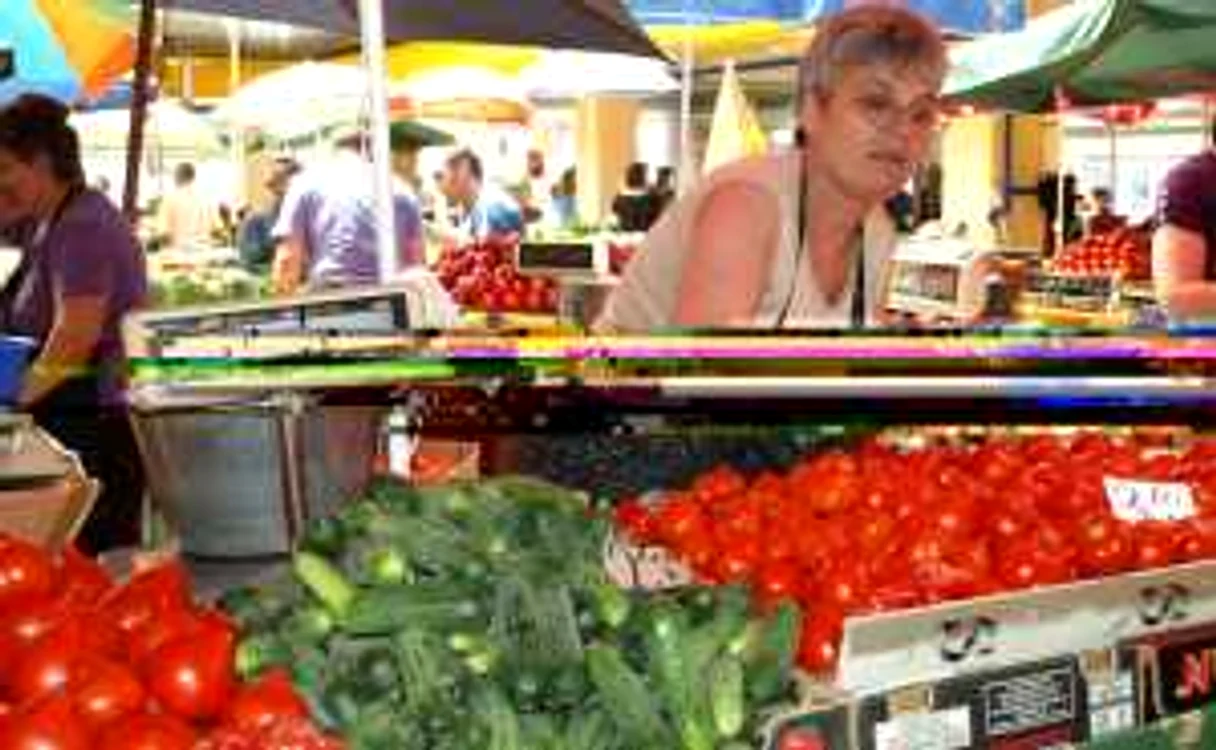 Castraveţii se vând fără probleme în Piaţa 1 Mai