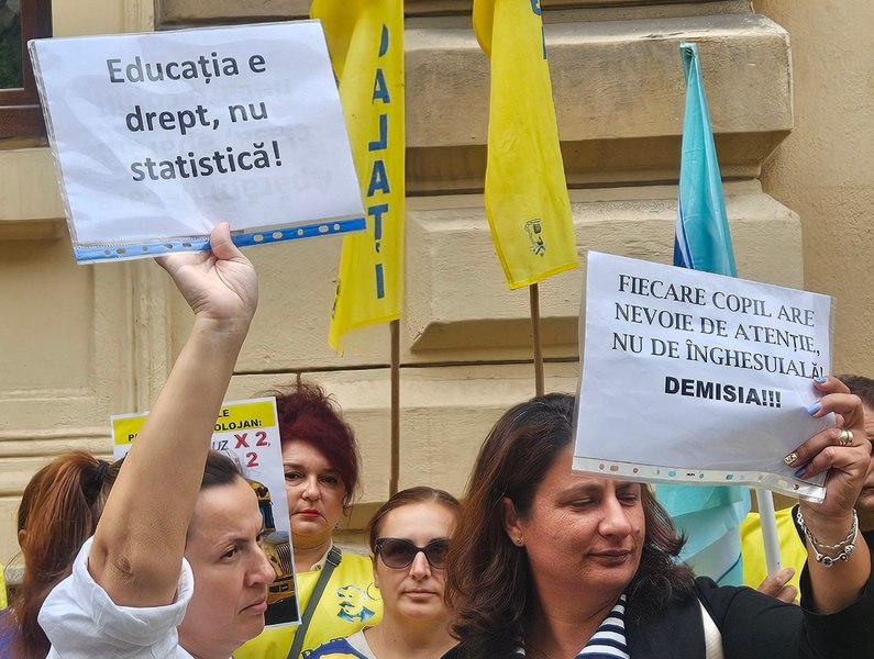 Continuă protestele profesorilor în fața Ministerului Educației, pentru a patra săptămână la rând. Sindicatele amenință cu boicotarea noului an școlar