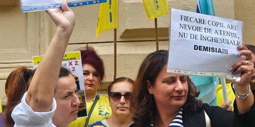 Câteva zeci de cadre didactice din învățământul preuniversitar pichetează, luni, sediul Ministerului Educaţiei și Cercetării foto Facebook