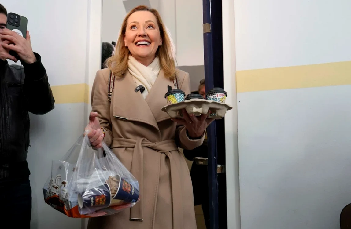 Elena Lasconi nu a venit la vot cu mâna goală / foto: INQUAM