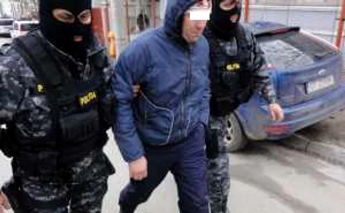 Patru persoane au fost duse la audieri în urma percheziţiilor... (Foto: Adevărul)