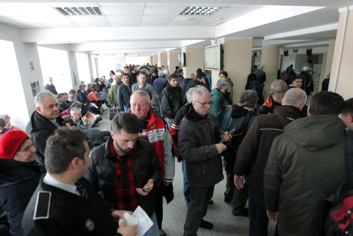 La ghişeele DRPCIV s-au format cozi foarte mari FOTO Eduard Enea