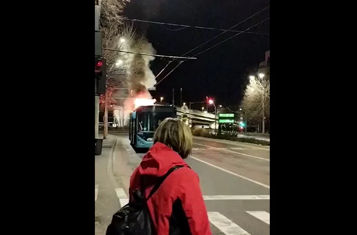 Autobuz în flăcări, în Capitală. FOTO captură video Info Trafic București și Ilfov