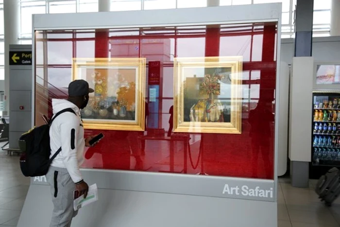 Turiștii străini s-au oprit să admire operele de artă expuse în Aeroportul Otopeni