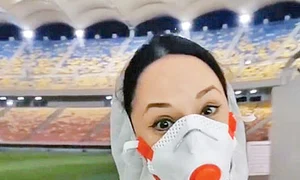 Andreea Marin  se protejează  cu un costum  special și  cu mască  jpeg