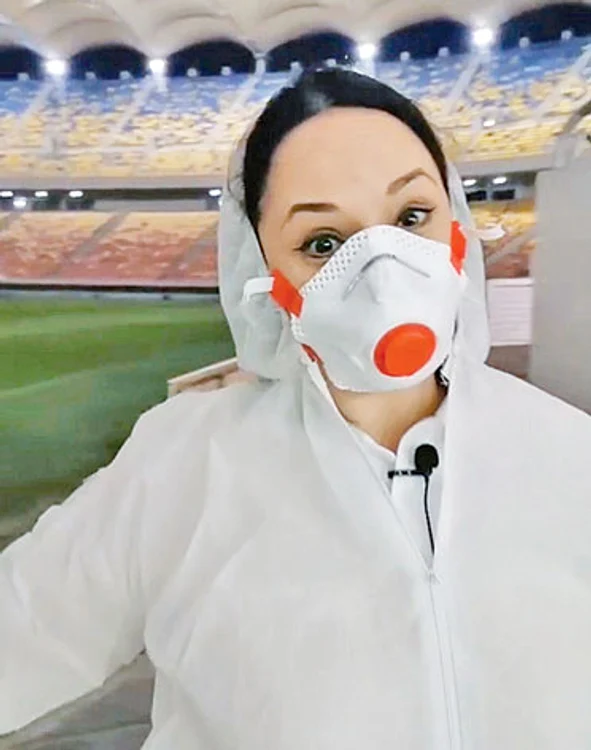 Andreea Marin se protejează cu un costum special și cu mască