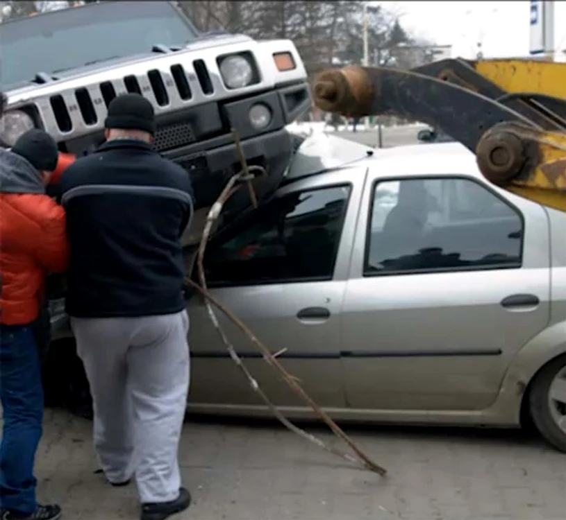 
    Conducătorul auto a scăpat controlul volanului (Captură: Monitorul de Suceava)  