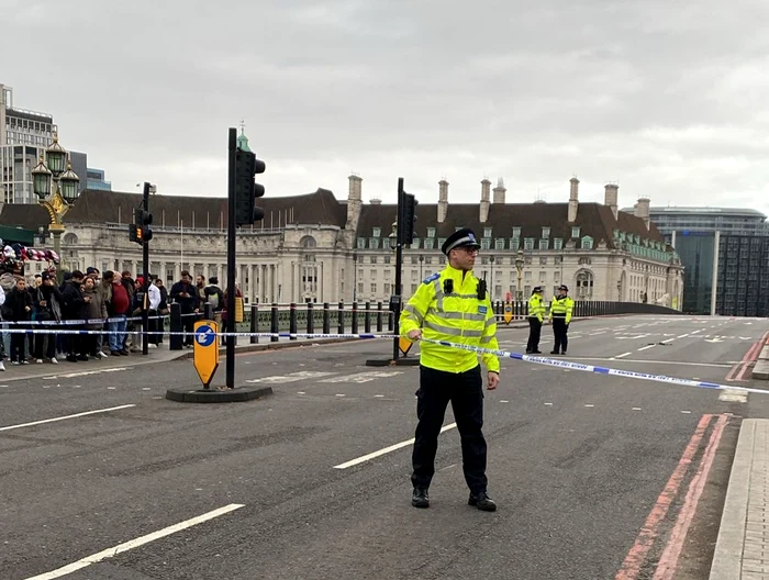 Poliția a delimitat perimetrul atacului săvârșit pe Westminster Bridge. FOTO: profimedia 