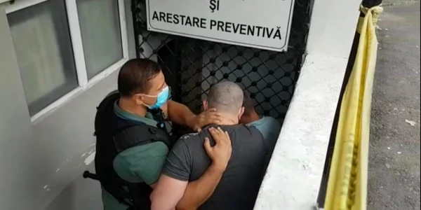 Bărbat din Brezoi - Vâlcea reţinut după ce a fost prins în flagrant în timp ce primea mită în schimbul unor fotografii compromiţătoare  Foto Adevărul