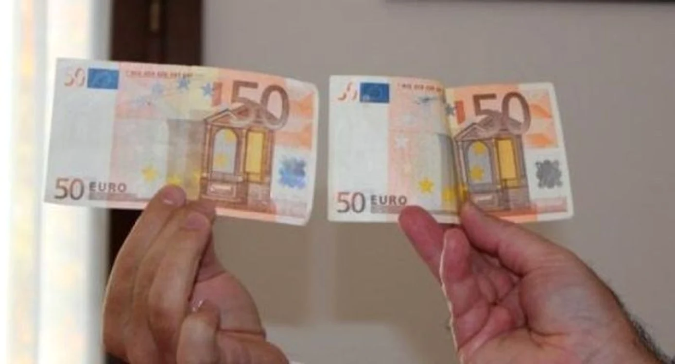 
    Flasificatorii fabricau bancnote de 20, 50 și 100 de euro, pe care le ”spălau” pe internet  